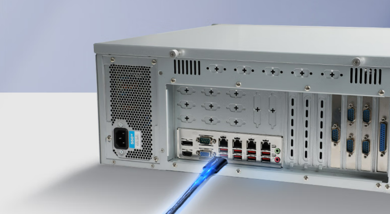 該設(shè)備板載7個(gè)PCIe插槽——1個(gè)PCIe*16（Gen15）或2個(gè)PCIe*8（Gen5），1個(gè)PCIe*1，4個(gè)PCI*4。